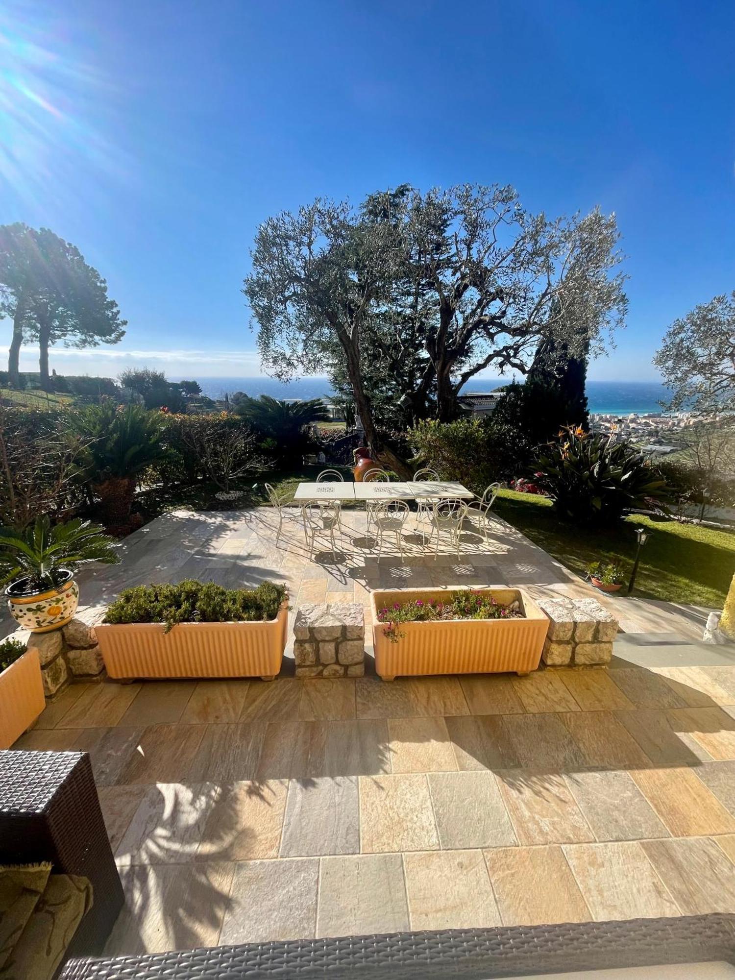 Villa Gaia - Luxury Villa, Pool & Wellness Rooms Bordighera Bagian luar foto